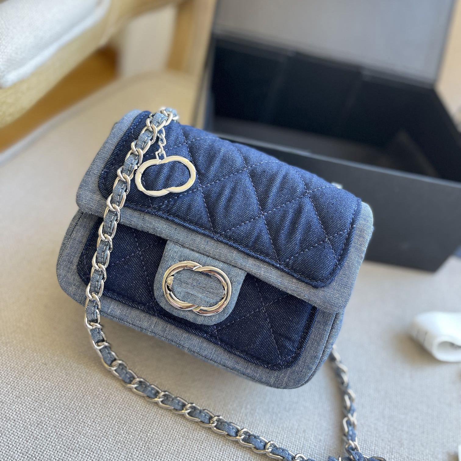 22Ss Retro Diagonal Bag Luxury Designer Classic Plaid Premium Denim Blue Design Armpit Casual Fashion Versatile Sweet Shoulder Bag Wallet Satchel Double Size
22Ss Retro Diagonal Bag Luxury Designer Classic Plaid Premium Denim Blue Design Armpit Casual Fashion Versatile Sweet Shoulder Bag Wallet Satchel Double Size