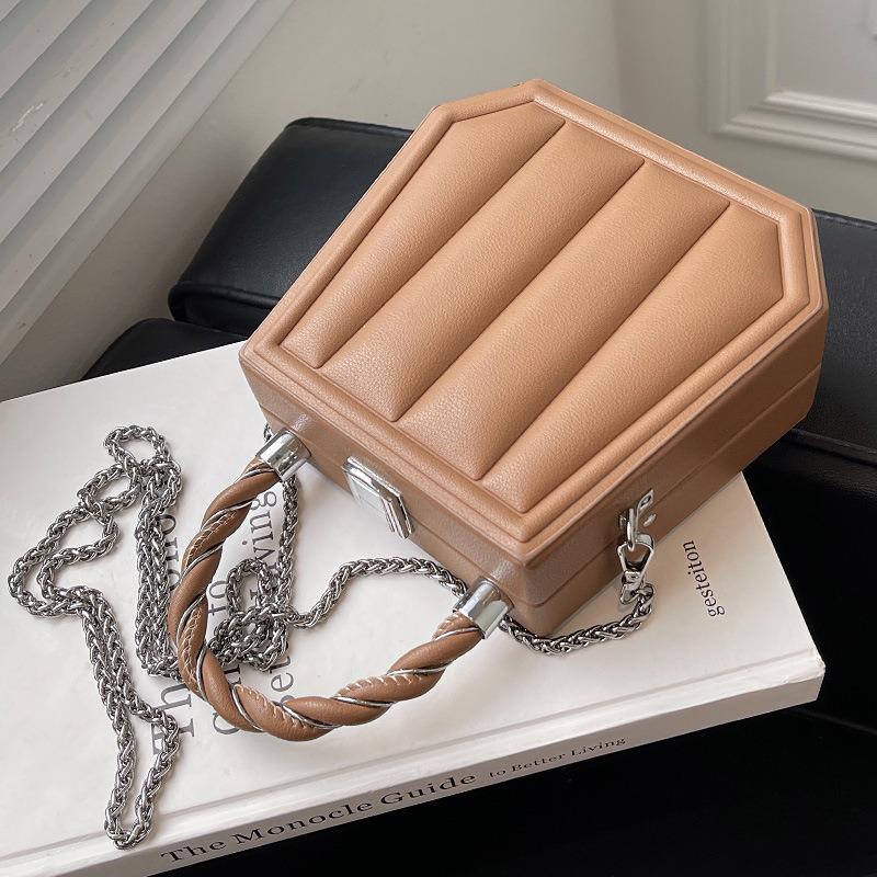 Evening Bags Autumn And Winter Retro Fashion All-match One-shoulder Messenger Portable Small Square Bag Woman, Black
Evening Bags Autumn And Winter Retro Fashion All-match One-shoulder Messenger Portable Small Square Bag Woman, Black