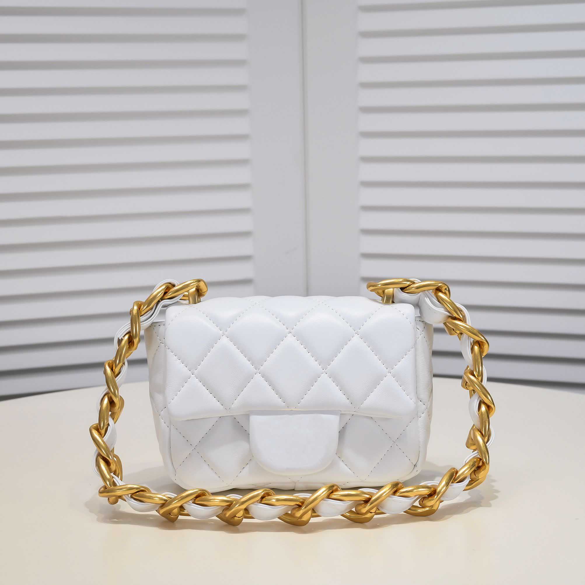 TZ Ladies bag 22s Designer Large Gold Chain Underarm Bags Small Thick Chain Shoulder Bag Fashion Mini Large Capacity Flip Tote Bags White AS3215# 17CM, Shipping
TZ Ladies bag 22s Designer Large Gold Chain Underarm Bags Small Thick Chain Shoulder Bag Fashion Mini Large Capacity Flip Tote Bags White AS3215# 17CM, Shipping