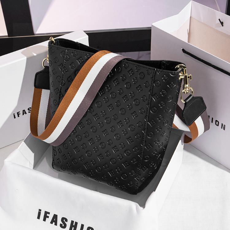 Fashion Bucket Bag PU All-Match Large-Capacity Women's Bag Embossed Letter Shoulder Messenger Bags, Black
Fashion Bucket Bag PU All-Match Large-Capacity Women's Bag Embossed Letter Shoulder Messenger Bags, Black