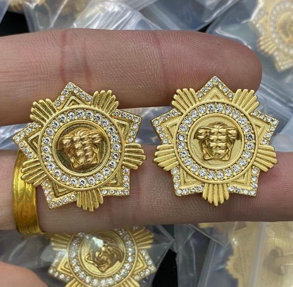 Fashion new designed earring Stud love heart V Letters pendants Banshee Medusa head portrait 18K gold plated womenEarring ladies Designer Jewelry VE241
Fashion new designed earring Stud love heart V Letters pendants Banshee Medusa head portrait 18K gold plated womenEarring ladies Designer Jewelry VE241