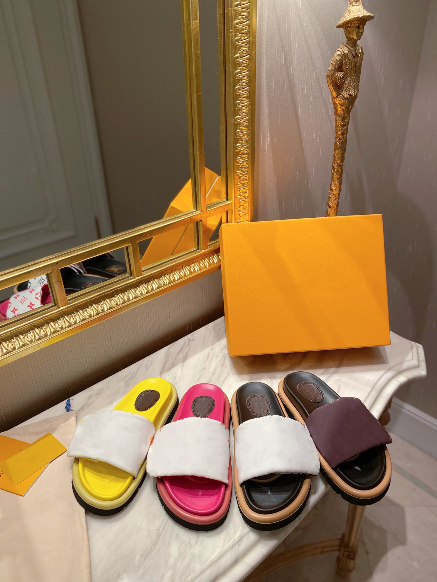 Designer Comfortable Slide Luxury Slippers Pillow Comfort Velcro Mules Letter Printing Thick Bottom Women Men slipper Casual Style Cowhide louiseity viutonity
Designer Comfortable Slide Luxury Slippers Pillow Comfort Velcro Mules Letter Printing Thick Bottom Women Men slipper Casual Style Cowhide louiseity viutonity