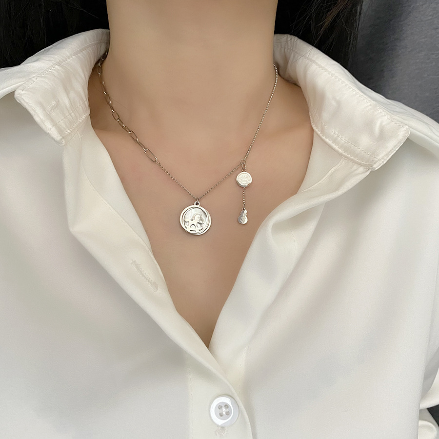 Classic Design Shell Base Horse Pendant Necklace for Women Gift