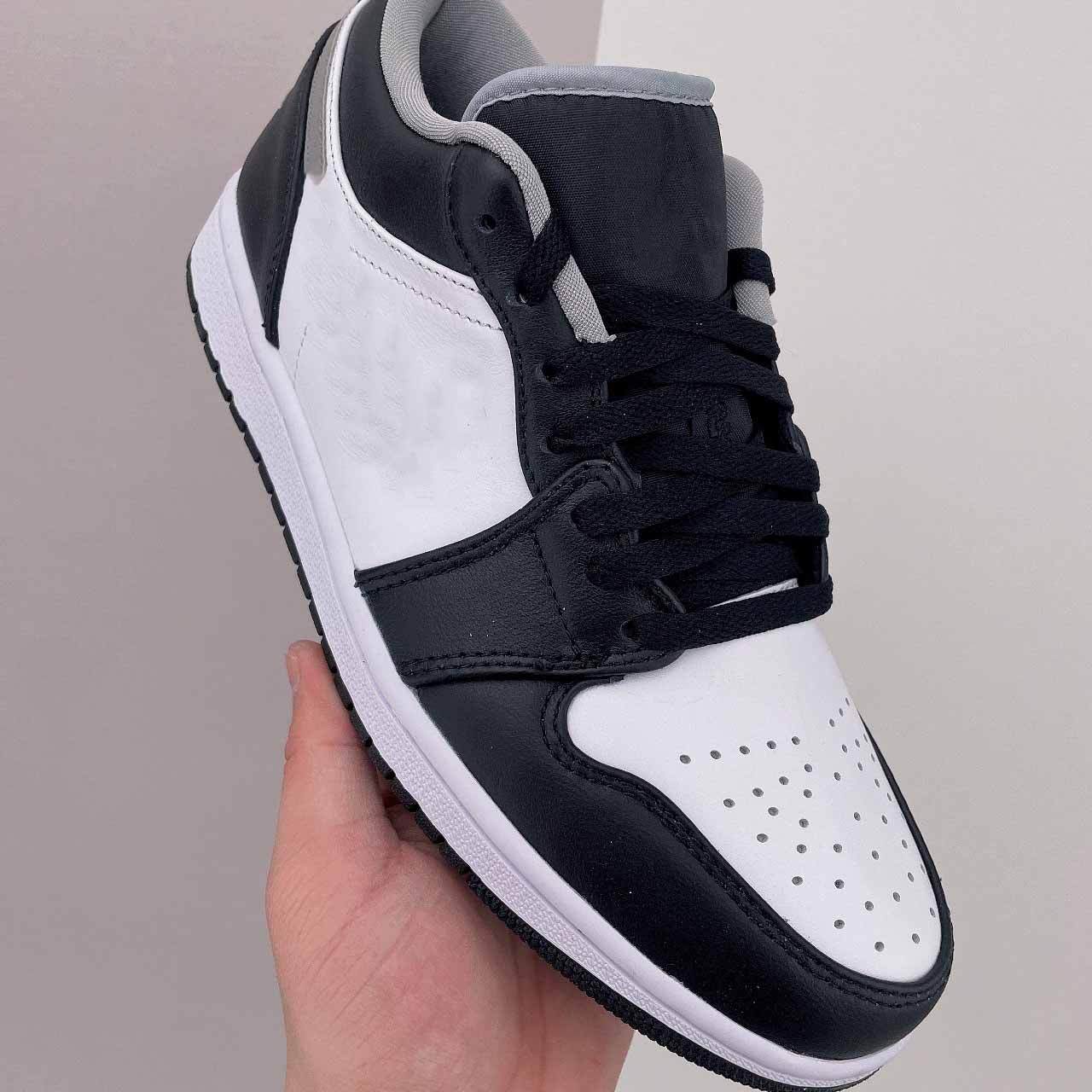 Men's and women's fashion smoke gray 1s shoe Elevate Low SE Wolf Grey low-top platform skateboard shoes Swooshes Wings high-quality casual shoes
Men's and women's fashion smoke gray 1s shoe Elevate Low SE Wolf Grey low-top platform skateboard shoes Swooshes Wings high-quality casual shoes