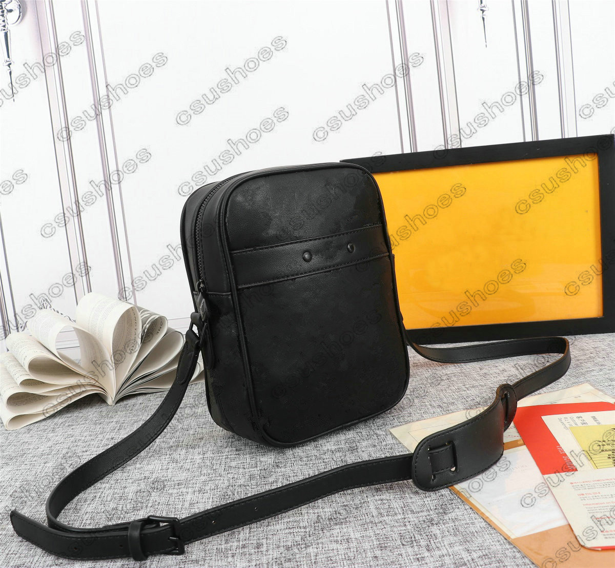 Danube Pm Shadow Cowhide Crossbody Black Shoulder Bag M43681 Mens Designers Wallet Luxurys Briefcase Handbag Coining Leather Business Totes
Danube Pm Shadow Cowhide Crossbody Black Shoulder Bag M43681 Mens Designers Wallet Luxurys Briefcase Handbag Coining Leather Business Totes