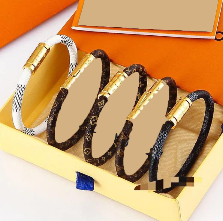 22ss Europe America Style Charm Bracelets Men Women Presbyopic Leather Magnetic Buckle Hand Rope Plaid L Design Engraved V Letter Metal PU Bracelet Bangle
22ss Europe America Style Charm Bracelets Men Women Presbyopic Leather Magnetic Buckle Hand Rope Plaid L Design Engraved V Letter Metal PU Bracelet Bangle