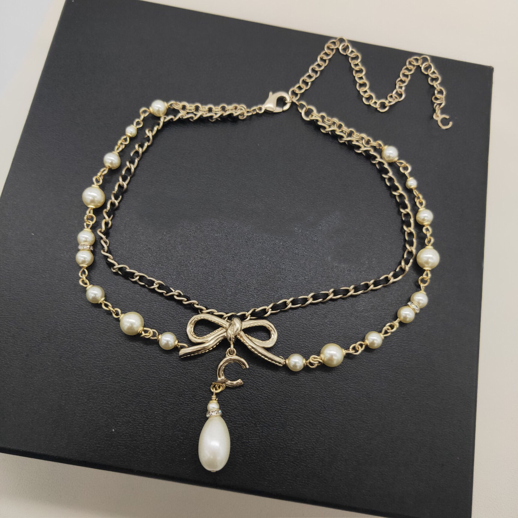 2022 Top quality charm pendant necklace with diamond and black genuine leather beads for women wedding jewelry gift have box stamp PS4035A
2022 Top quality charm pendant necklace with diamond and black genuine leather beads for women wedding jewelry gift have box stamp PS4035A