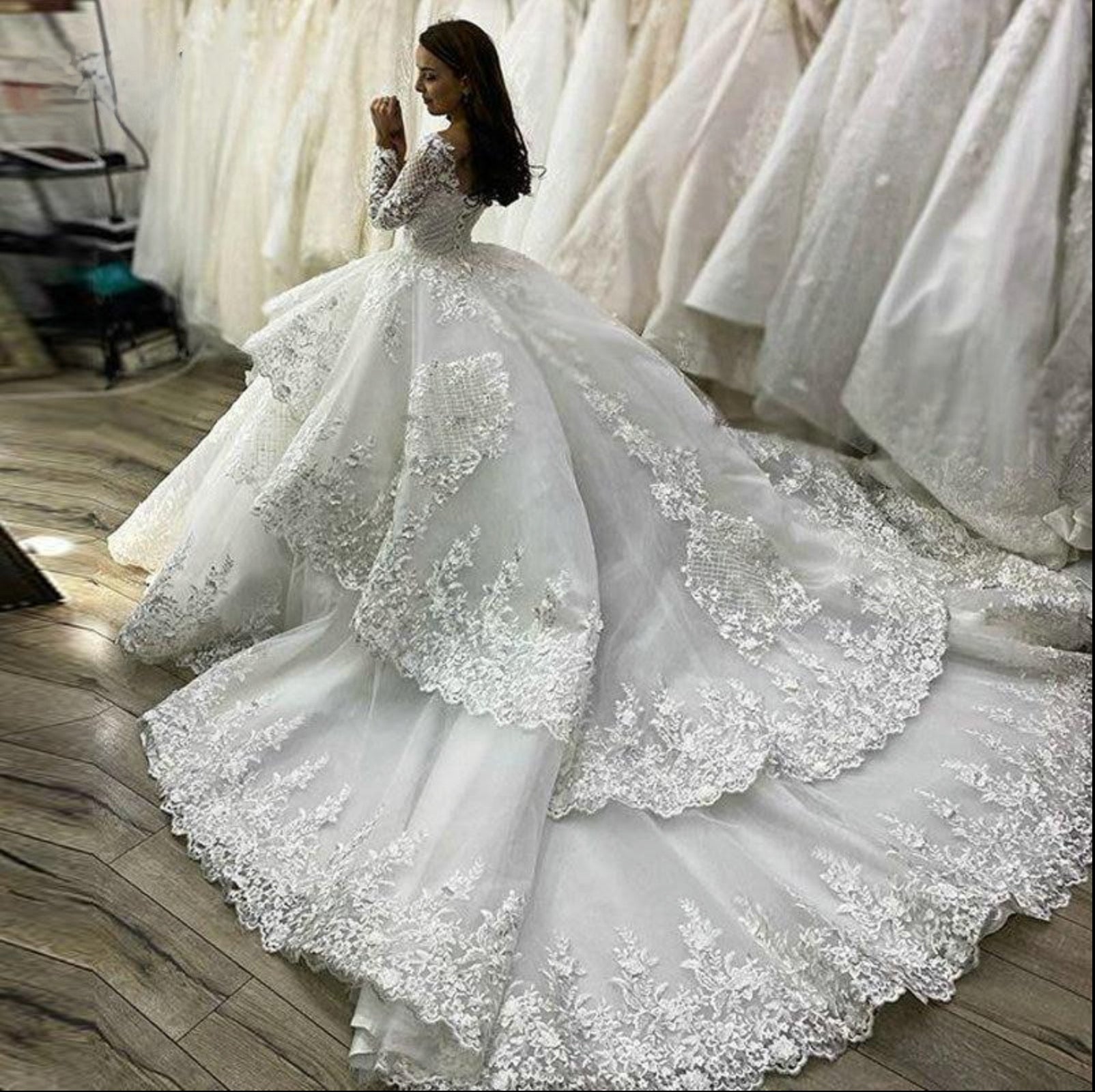 Luxury Long Sleeve Tiered Skirt Ball Gown Wedding Dresses Chapel Train Ivory Bridal Gowns V-Neck Plus Size Lace Appliqued Wedding Dress Custom Made Ro