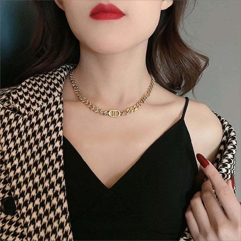 Luxury necklace Cuban link chain for men women Gold necklaces chains Brandjewelry luxury designer classic Simple Letter C Engagement Matching clothing
Luxury necklace Cuban link chain for men women Gold necklaces chains Brandjewelry luxury designer classic Simple Letter C Engagement Matching clothing