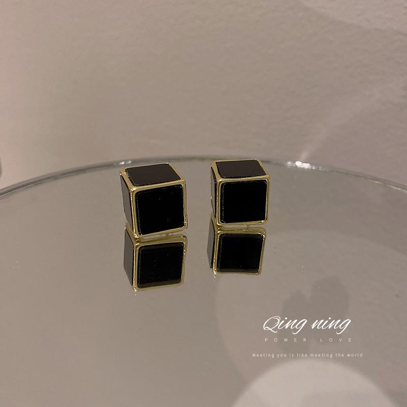 Stud 925 Silver Needle Korean East Gate Fashion Simple Personality Net Red Design Sense Three-dimensional Square Earrings
Stud 925 Silver Needle Korean East Gate Fashion Simple Personality Net Red Design Sense Three-dimensional Square Earrings