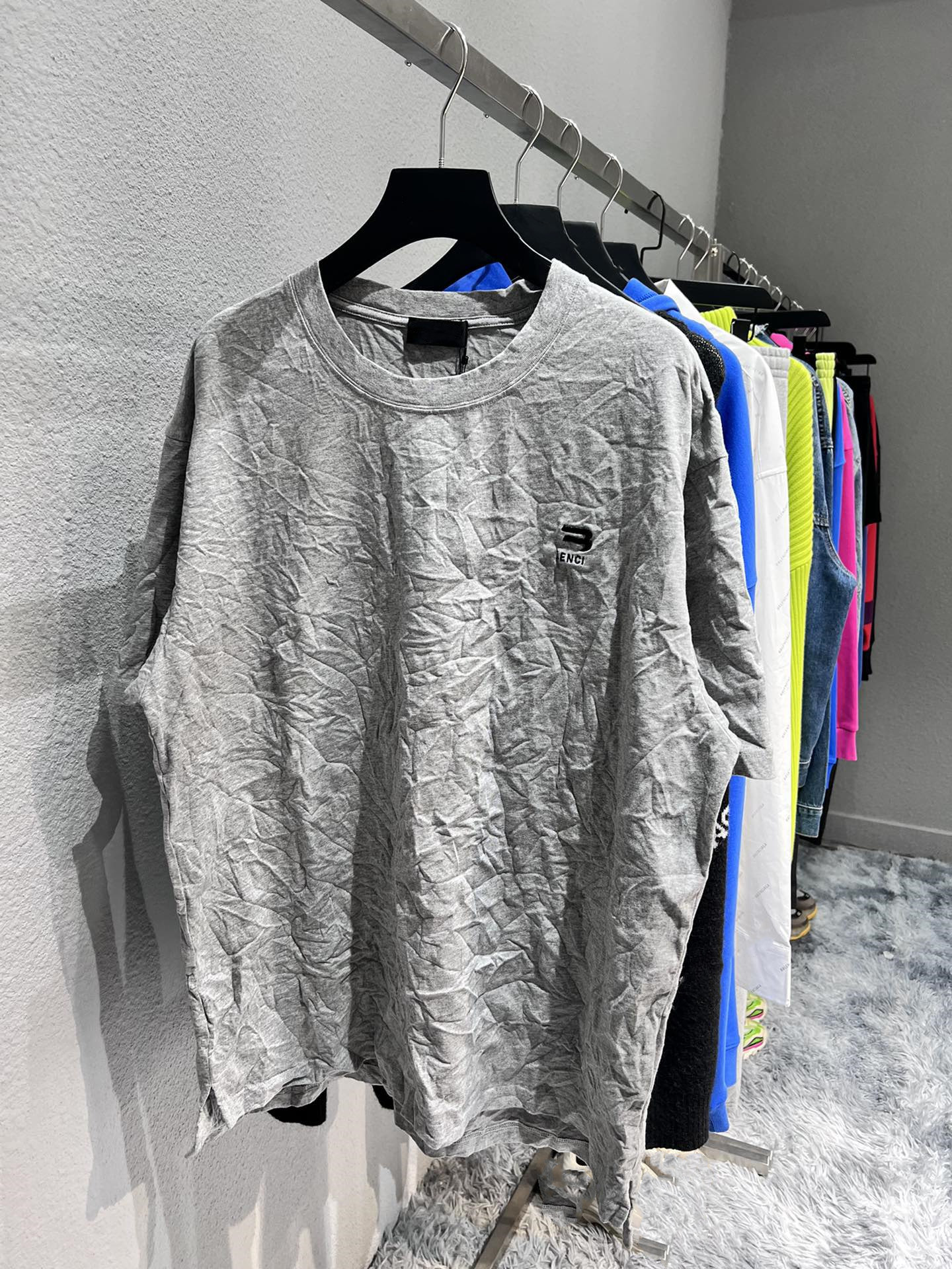 Luxury Brand Bale High Quality Oversize Pleated T-shirts nc 22ss Summer ia Tee Letter Printed Crack Couple Loose O Neck T-Shirt Tee, Gray
Luxury Brand Bale High Quality Oversize Pleated T-shirts nc 22ss Summer ia Tee Letter Printed Crack Couple Loose O Neck T-Shirt Tee, Gray