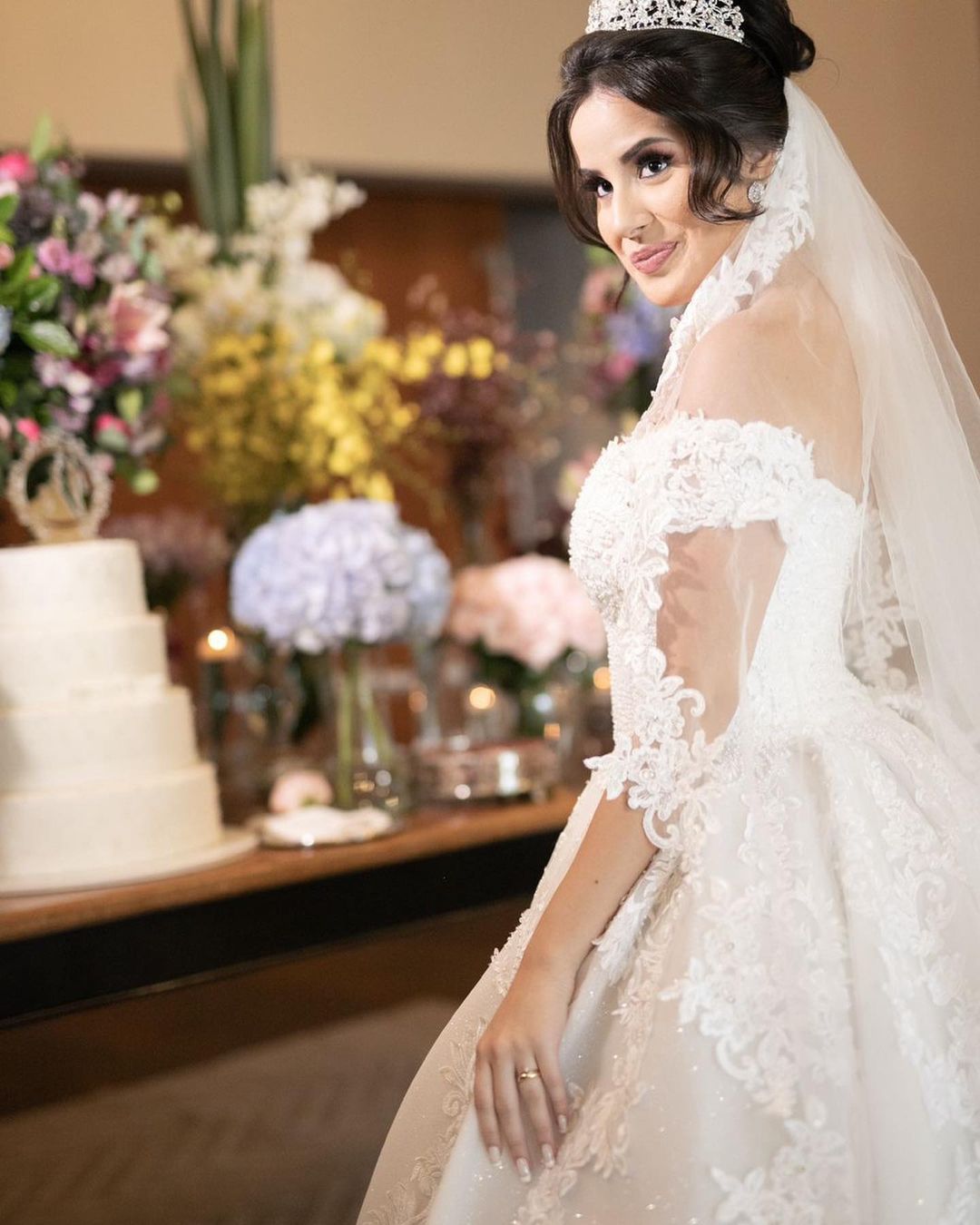 Luxurious Ball Gown Wedding Dresses Off Shoulder Puffy Skirt Tulle Lace Flowers Elegant Bride Dress Wedding Gowns Custom Made