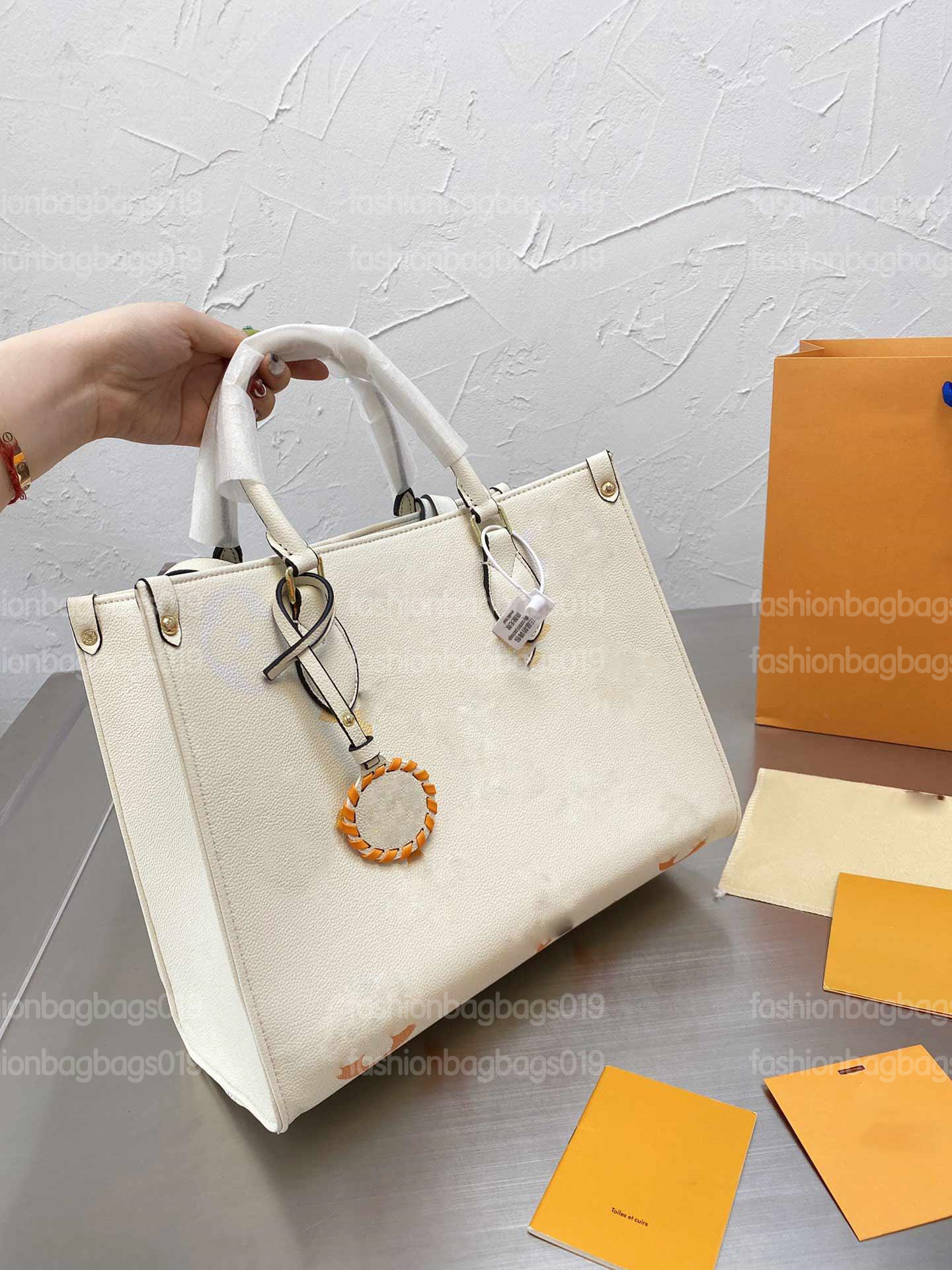 22SS ON THE GO MM Tote Bag 35cm By The Pool Monograms Giant Shoulder Bags with Rounded Tag Designers Luxurys Womens Handbag
22SS ON THE GO MM Tote Bag 35cm By The Pool Monograms Giant Shoulder Bags with Rounded Tag Designers Luxurys Womens Handbag