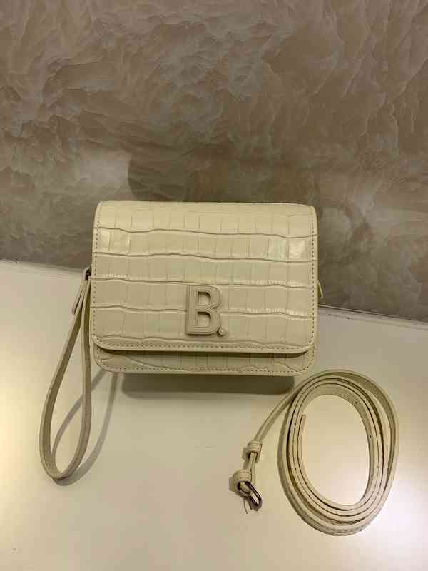 new leather Cherry Blossom powder crocodile pattern beancurd bag sling shoulder organ messenger bag Outlet770F, White
new leather Cherry Blossom powder crocodile pattern beancurd bag sling shoulder organ messenger bag Outlet770F, White