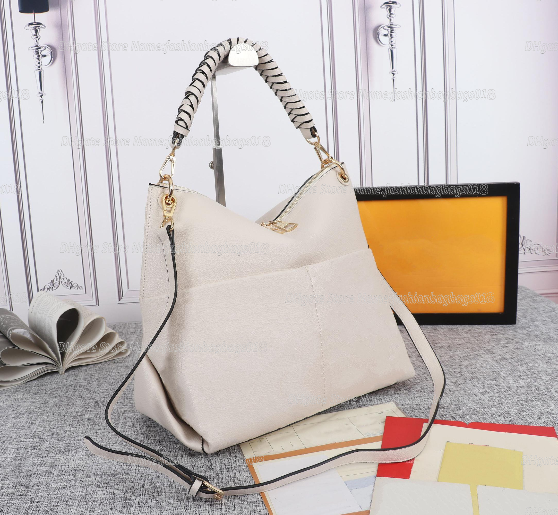 MAIDA BEAUBOURG HOBO MM Zip Tote Bag Plain Embossed Monograms Grained Leather Top Handle Handbag Designers Luxurys Womens Shoulder Bag M45522
MAIDA BEAUBOURG HOBO MM Zip Tote Bag Plain Embossed Monograms Grained Leather Top Handle Handbag Designers Luxurys Womens Shoulder Bag M45522