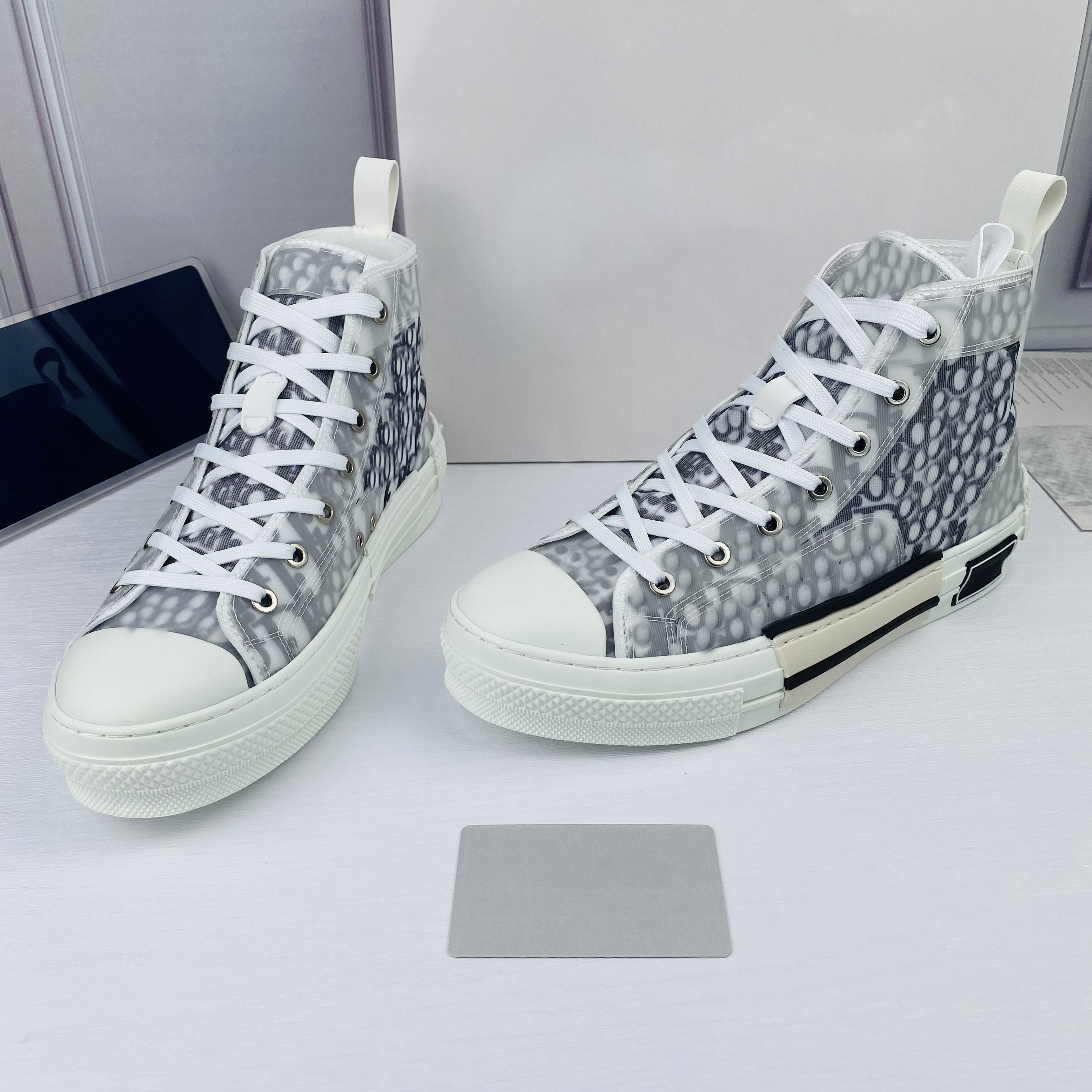 Casual sneakers high top embroidery printed letter canvas shoes men and women shoes couple outdoor breathable size 35-47
Casual sneakers high top embroidery printed letter canvas shoes men and women shoes couple outdoor breathable size 35-47