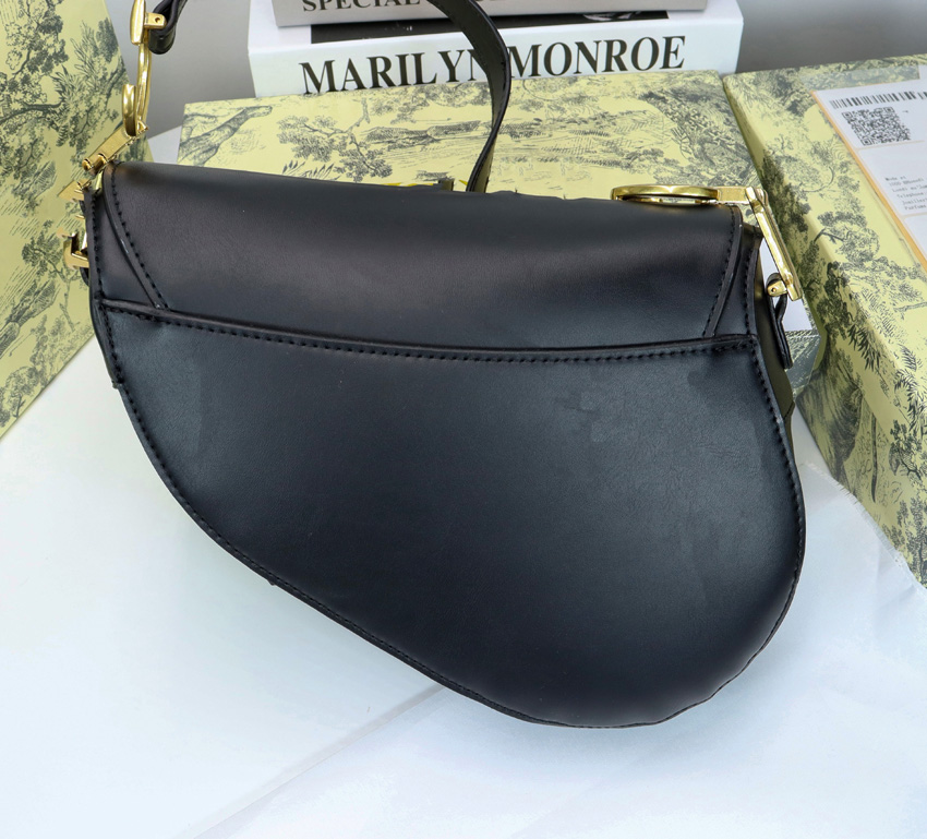 luxurys designers Handbag Saddle bag Top quality Genuine Leather With shoulder strap Purse Metal pendant Shoulders bags women Cross body Cowhide handbags 000, Original box
luxurys designers Handbag Saddle bag Top quality Genuine Leather With shoulder strap Purse Metal pendant Shoulders bags women Cross body Cowhide handbags 000, Original box