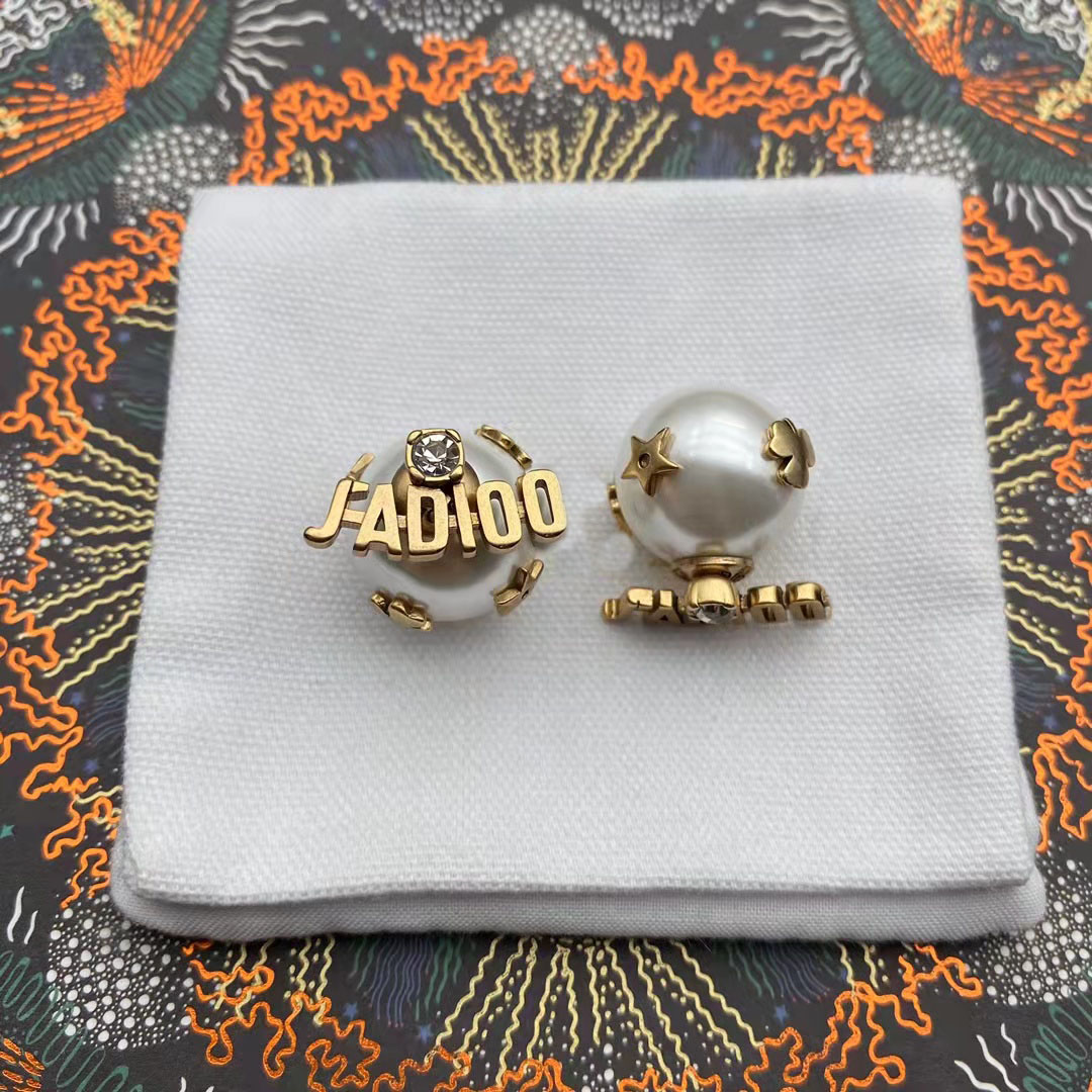 Luxury designer earrings ladies pearl letter earrings vintage brass material 925 silver needles fashion party wedding jewelry high qualit
Luxury designer earrings ladies pearl letter earrings vintage brass material 925 silver needles fashion party wedding jewelry high qualit