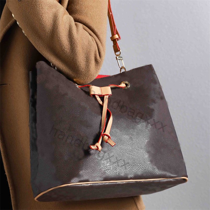 LIUS 26cm luxurys designer bag Fashionable and high-end design ladies crossbody shoulder handbag purse, Just box
LIUS 26cm luxurys designer bag Fashionable and high-end design ladies crossbody shoulder handbag purse, Just box