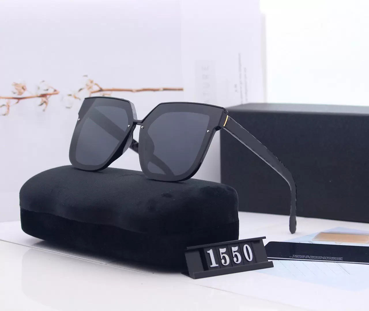 2022 top quality men designer brand fashion sunglasses women anti-UV polarized lenses driving travel beach island fashion street shooting
2022 top quality men designer brand fashion sunglasses women anti-UV polarized lenses driving travel beach island fashion street shooting