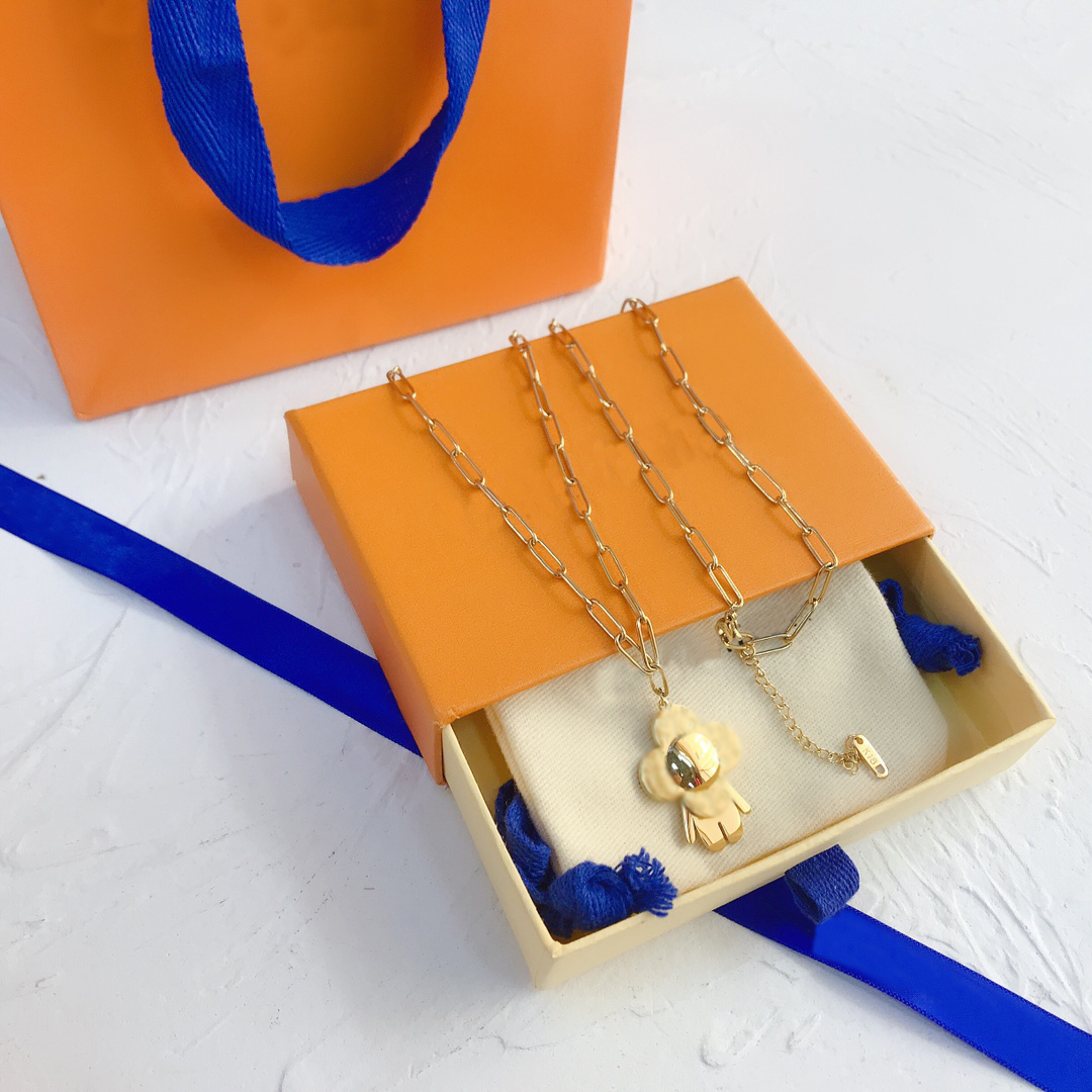 Luxury Design Necklace Choker Chain 18K Gold Plated Stainless Steel Necklaces Flower Doll Pendant Fashion Women Wedding Jewelry Accessories X002
Luxury Design Necklace Choker Chain 18K Gold Plated Stainless Steel Necklaces Flower Doll Pendant Fashion Women Wedding Jewelry Accessories X002