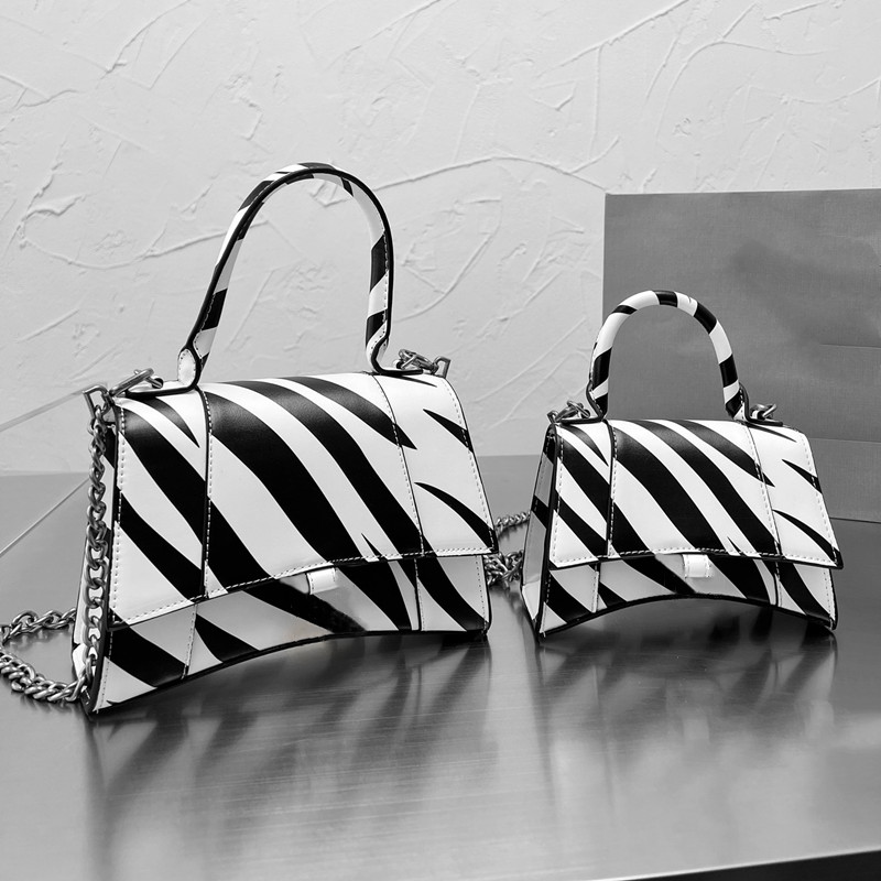 Women Hourglass Bags Alligator Handbags Cross Body Designers Mini Totes Shell Purses Crocodile Shoulder Phone Bag Top 2022, Contact seller for more pics
Women Hourglass Bags Alligator Handbags Cross Body Designers Mini Totes Shell Purses Crocodile Shoulder Phone Bag Top 2022, Contact seller for more pics