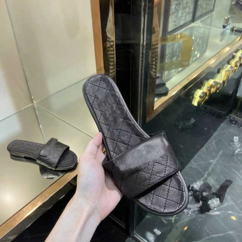2022 Designer slippers sandals in leather small fragrance lozenge check brown black white fashion shoes women's beach flip-flops large size
2022 Designer slippers sandals in leather small fragrance lozenge check brown black white fashion shoes women's beach flip-flops large size