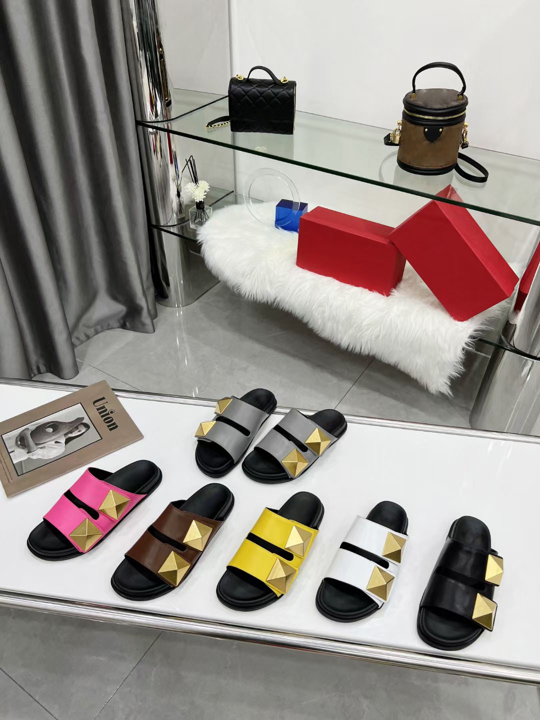 Designer Women Slipper Roman Stud Flat Calfskin Slide Sandal Outdoor Slippers Summer Luxury Fashion Ladies Beach Flat Flip Flops Shoes
Designer Women Slipper Roman Stud Flat Calfskin Slide Sandal Outdoor Slippers Summer Luxury Fashion Ladies Beach Flat Flip Flops Shoes