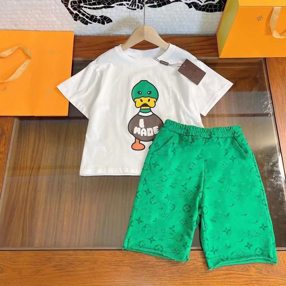 2022 child designer clother sets sports Duck letter childrens kids short sleeve T-shirt shorts set suit brand boys clothing cotton tees, Black
2022 child designer clother sets sports Duck letter childrens kids short sleeve T-shirt shorts set suit brand boys clothing cotton tees, Black