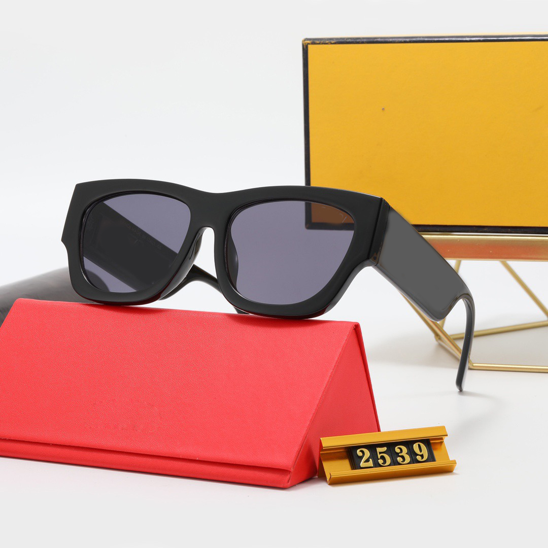 Designer Sunglass Women Eyeglasses PC Frame Fashion Classic Lady Mirrors for Womens Luxury Goggle Outdoor Beach Sun Glasses 4 Color Optional Good Quality with box
Designer Sunglass Women Eyeglasses PC Frame Fashion Classic Lady Mirrors for Womens Luxury Goggle Outdoor Beach Sun Glasses 4 Color Optional Good Quality with box