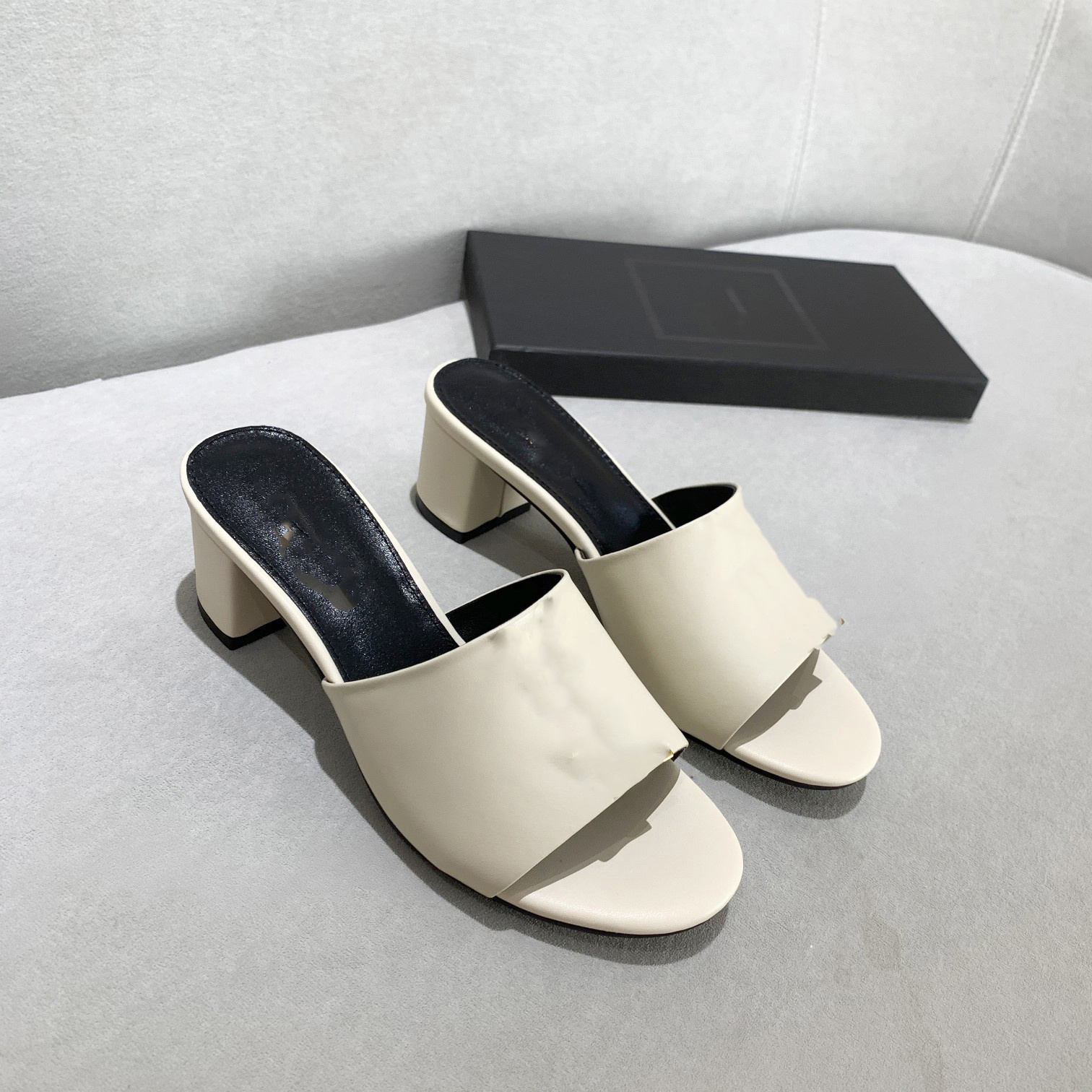 High Quality Beach Shoes Designer Ysls Luxury Slippers Platform Summer Beach Sandals Coach Leather Letters Outdoor Leisure Play Women FGDSFDDGDD
High Quality Beach Shoes Designer Ysls Luxury Slippers Platform Summer Beach Sandals Coach Leather Letters Outdoor Leisure Play Women FGDSFDDGDD