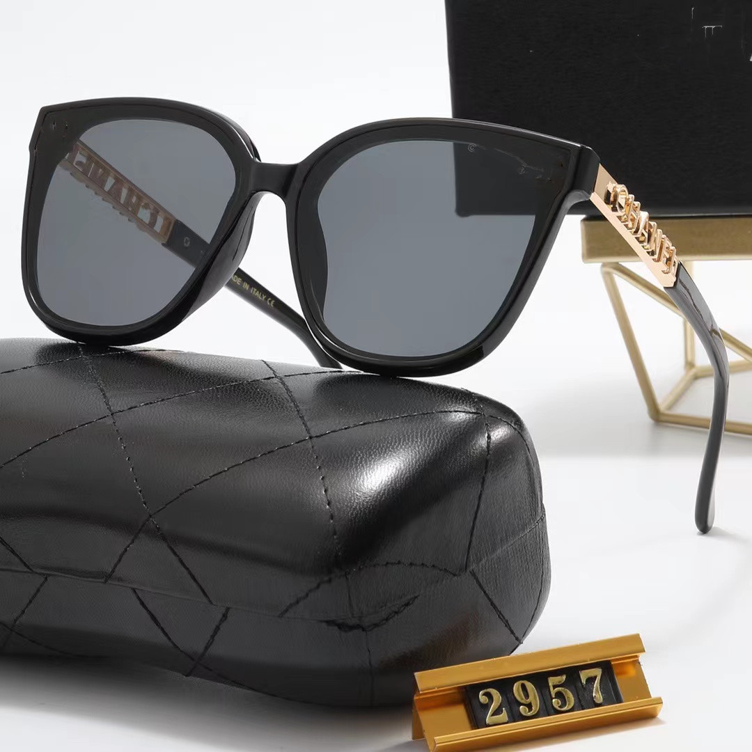 Brand Luxury Designer Sunglasses For Women Eyewear Polarized Fashion Sunglass Ladies Sun Glasses UV400 High Quality With box 2957
Brand Luxury Designer Sunglasses For Women Eyewear Polarized Fashion Sunglass Ladies Sun Glasses UV400 High Quality With box 2957