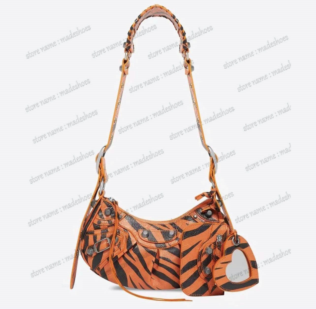 Le Cagole Leather Shoulder Bag Women's Designer Luxurys City Bag XS with Pouch Heart-shaped Mirror Buttery Nappa Underarm Handle Bags Hemispherical shape CrossBody
Le Cagole Leather Shoulder Bag Women's Designer Luxurys City Bag XS with Pouch Heart-shaped Mirror Buttery Nappa Underarm Handle Bags Hemispherical shape CrossBody