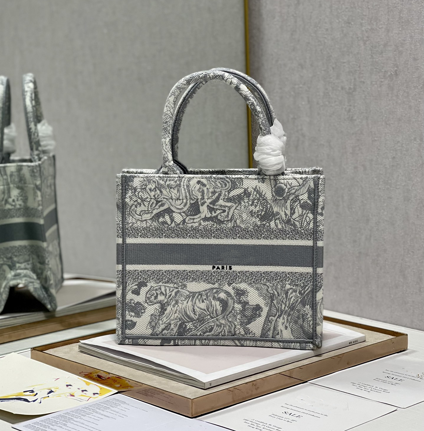 2022 Top Quality Designer Totes Fashion Tote Woman Bag Canvas Screen Print Luxury Black Letter Handbags Design Shoulder Bags lady Cowboy Purse 26CM
2022 Top Quality Designer Totes Fashion Tote Woman Bag Canvas Screen Print Luxury Black Letter Handbags Design Shoulder Bags lady Cowboy Purse 26CM