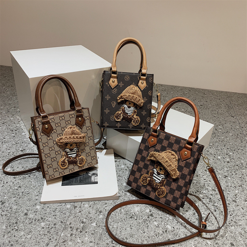 ladies leather bags this year's popular printed handbags sweet cute cartoon embroidered handbag street personality vertical contrast leather shoulder bag, Brown-0591
ladies leather bags this year's popular printed handbags sweet cute cartoon embroidered handbag street personality vertical contrast leather shoulder bag, Brown-0591