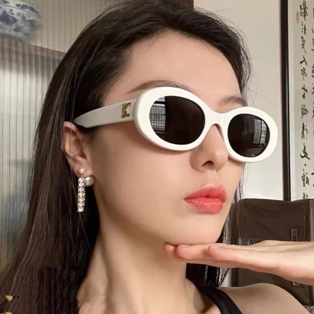Arch of triomphe douyin network red with the European and American oval sunglasses female retro senior sense of anti-ultraviolet glare sunglasses disco street shot
Arch of triomphe douyin network red with the European and American oval sunglasses female retro senior sense of anti-ultraviolet glare sunglasses disco street shot