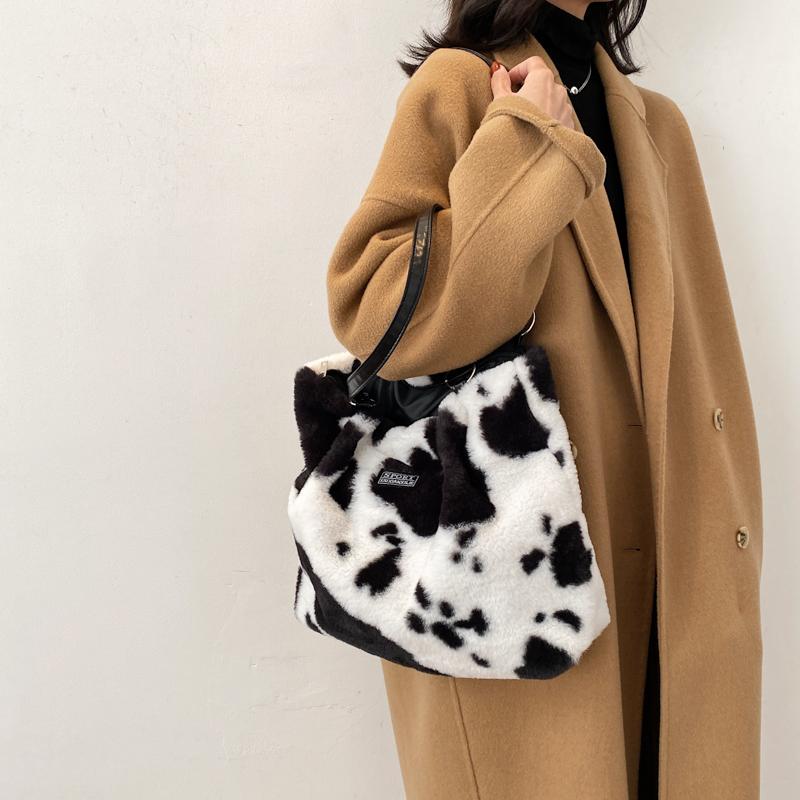 Evening Bags Cow Design Fashion Winter Women Shoulder Bag Faux Fur Ladies Zebra Pattern Large Tote Female Clutch Purse Handbags Bolsa, White
Evening Bags Cow Design Fashion Winter Women Shoulder Bag Faux Fur Ladies Zebra Pattern Large Tote Female Clutch Purse Handbags Bolsa, White