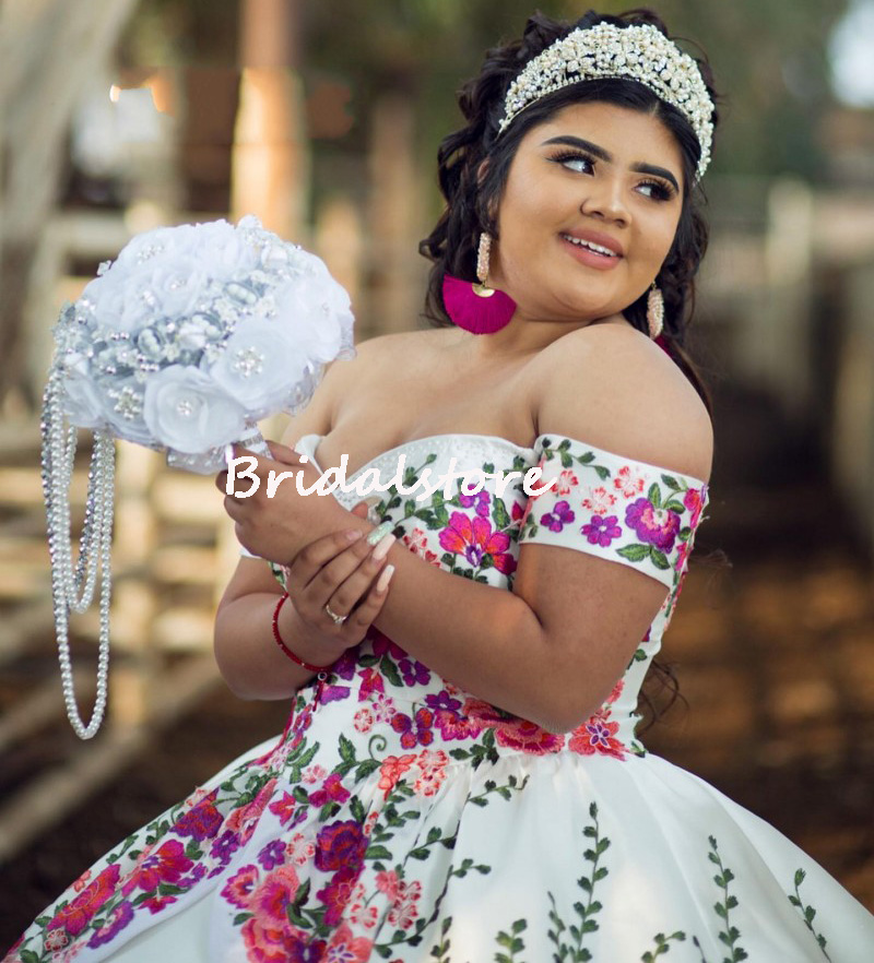 White Mexican Style Quinceanera Dresses Charro Off The Shoulders Plus Size Prom Dress 2022 Luxury Embroidery Vestidos De 15 Años Lace Up Sweet 15 Birt
