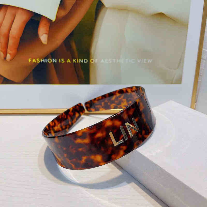 Hot selling vintage tortoiseshell acrylic resin letters wide edge Hair Band Headband Luxury Design Jewelry Girls Hair Accessorie
Hot selling vintage tortoiseshell acrylic resin letters wide edge Hair Band Headband Luxury Design Jewelry Girls Hair Accessorie