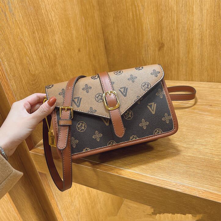 Wholesale ladies leather bag simple versatile multi-layer printed handbag street trend plaid shoulder bags this year popular flip contrast leather handbags, Brown1-8633
Wholesale ladies leather bag simple versatile multi-layer printed handbag street trend plaid shoulder bags this year popular flip contrast leather handbags, Brown1-8633