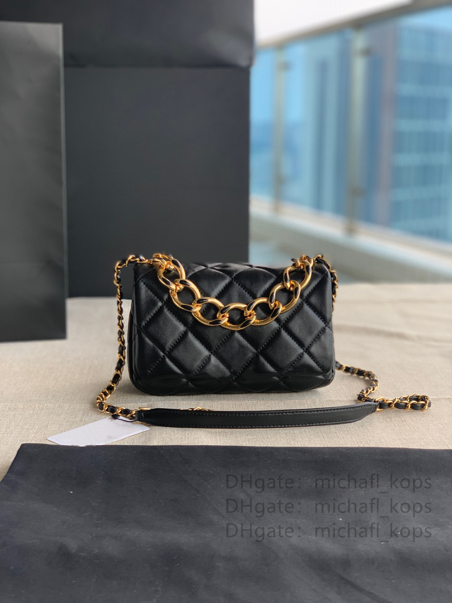 7A top luxury woman crossbody bag fashion new thick chain imported sheepskin original hardware belt full set of packaging, Black
7A top luxury woman crossbody bag fashion new thick chain imported sheepskin original hardware belt full set of packaging, Black