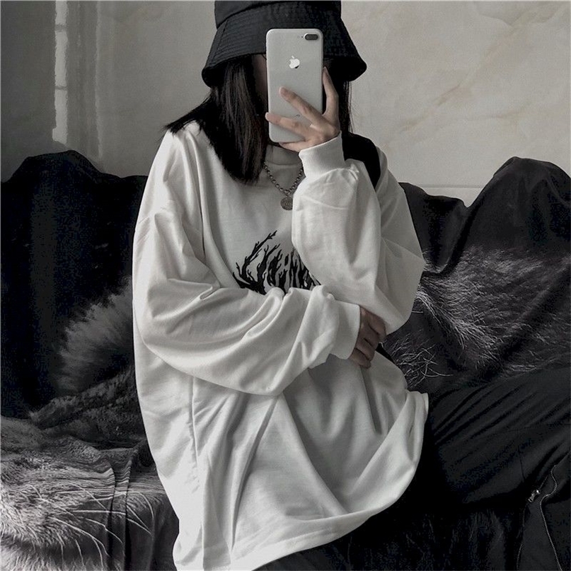 Goth Bottoming Shirt Equipped With Men Women Autumn Korean Vintage Printing Loose Bf O-neck Long-sleeved T-shirt White Top 220402
Goth Bottoming Shirt Equipped With Men Women Autumn Korean Vintage Printing Loose Bf O-neck Long-sleeved T-shirt White Top 220402
