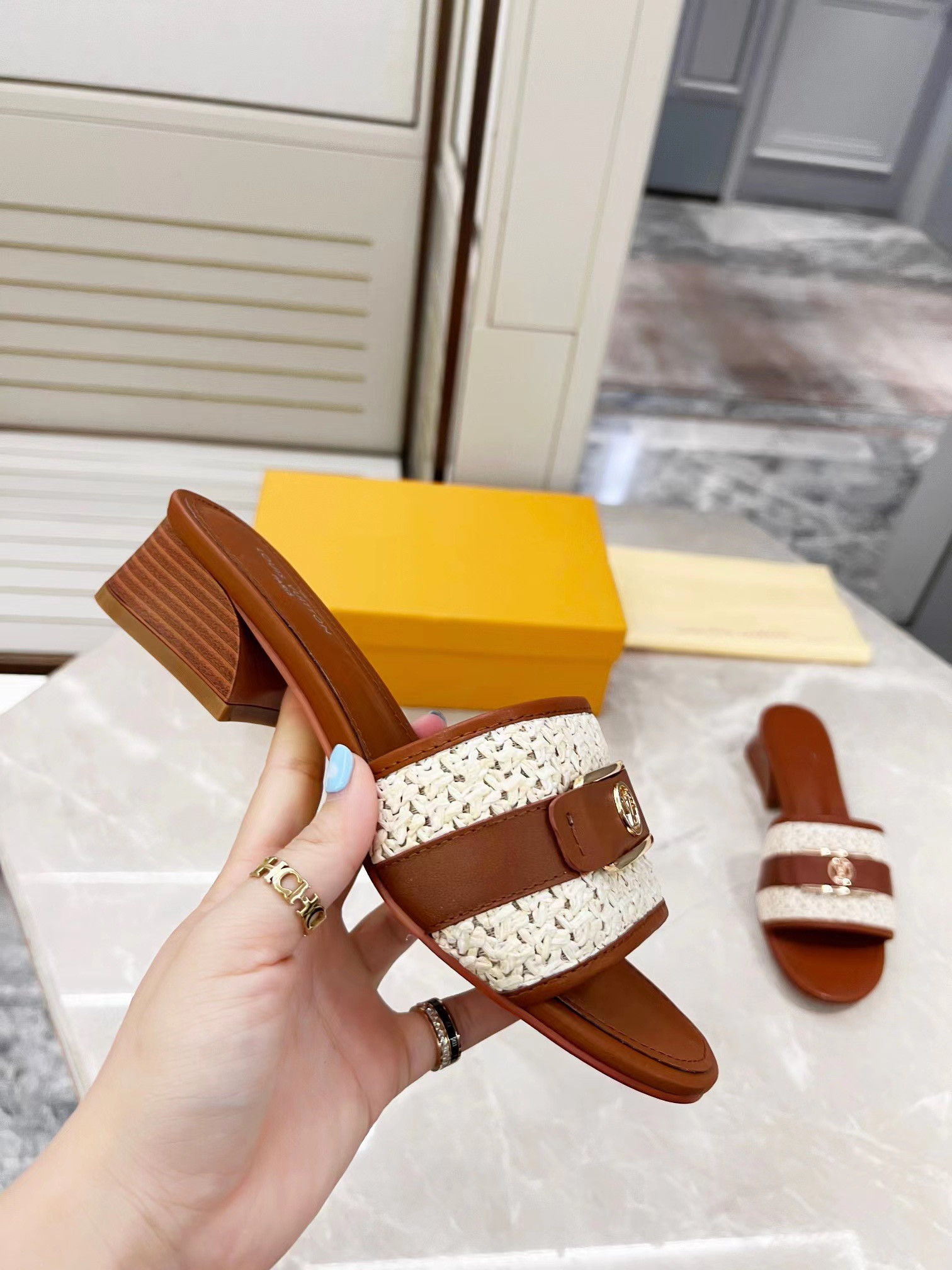 high heeled sandals for Womens Luxury Designer Golden Lock decorate Ladies dress shoes Genuine Leather Metal heels Sexy Women stiletto sandal with box 0601, 07
high heeled sandals for Womens Luxury Designer Golden Lock decorate Ladies dress shoes Genuine Leather Metal heels Sexy Women stiletto sandal with box 0601, 07