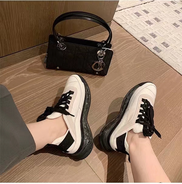 Fashion Spring designer luxury sneakers women reflective shoes Air casual party velvet Thick bottom mixed Mesh surface fiber top quality Real Leather White Colors, Red
Fashion Spring designer luxury sneakers women reflective shoes Air casual party velvet Thick bottom mixed Mesh surface fiber top quality Real Leather White Colors, Red