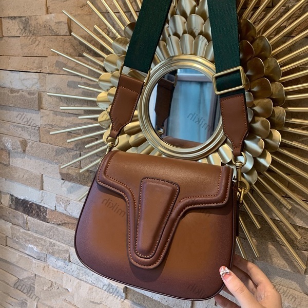 Fashion shoulder bag retro top womens totes bags simple wild classic design mini 22CM high quality handbag purse, Dust bag
Fashion shoulder bag retro top womens totes bags simple wild classic design mini 22CM high quality handbag purse, Dust bag
