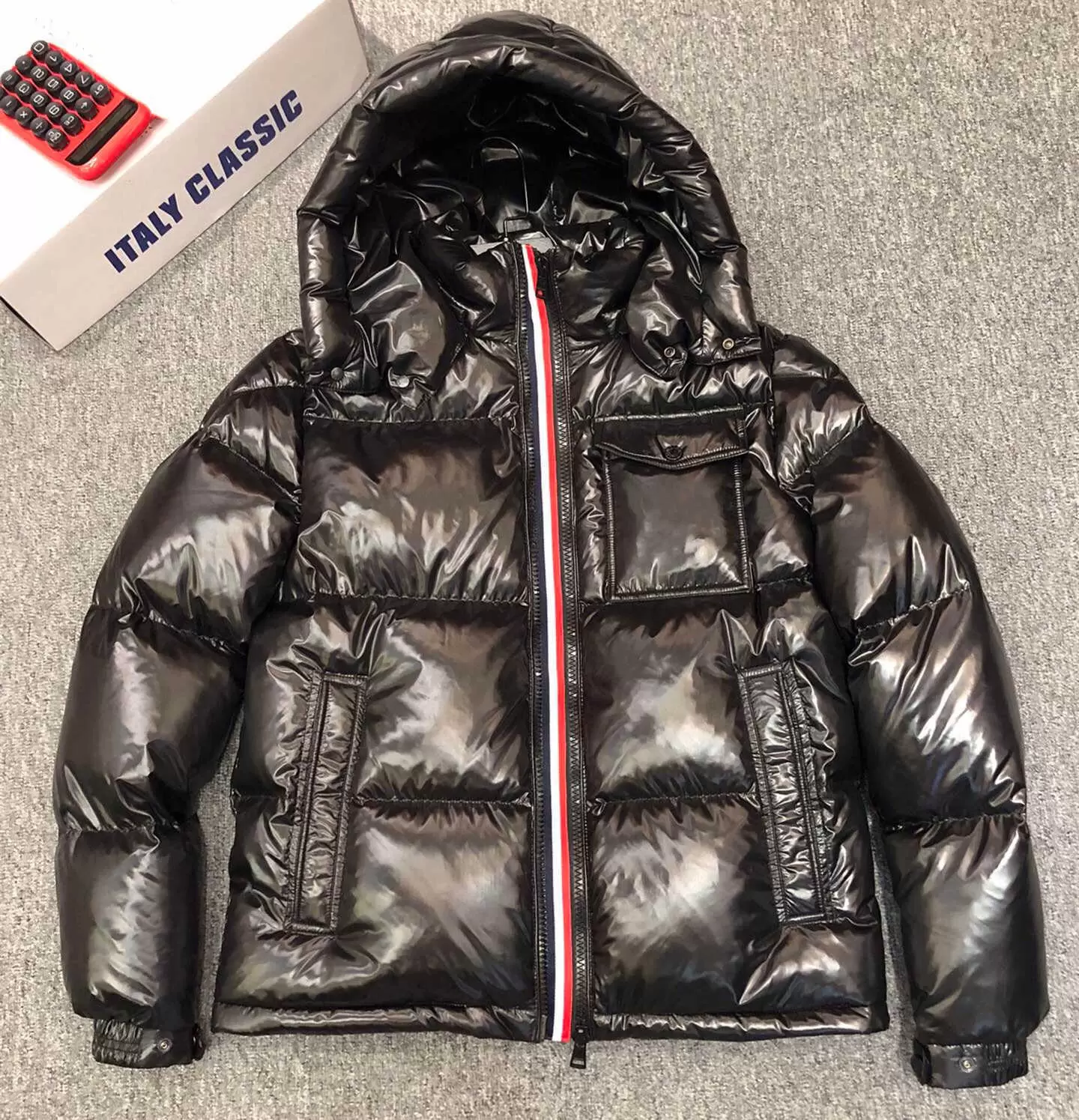 Men Nylon Down Short Jacket Shiny Laque Full Rib Sleeve Fashion Designer Gentleman Removed Hood Welt Pocket Zipper Snap Warm Coat
Men Nylon Down Short Jacket Shiny Laque Full Rib Sleeve Fashion Designer Gentleman Removed Hood Welt Pocket Zipper Snap Warm Coat