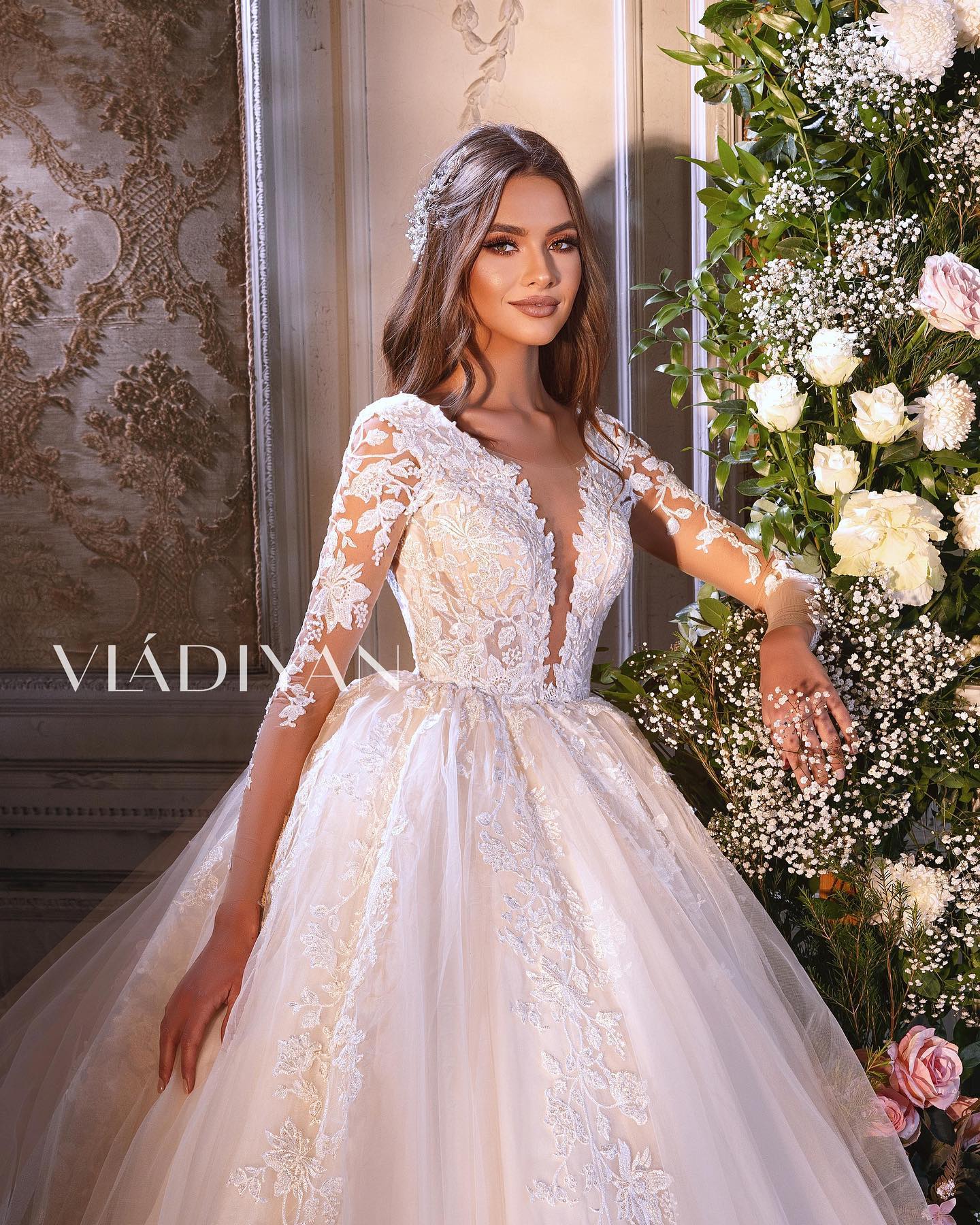 Gorgeous 2022 Ball Gown Wedding Dresses Bridal Gowns Lace Appliqued Deep V Neck Long Sleeve Chapel Train Vestido de Noiva