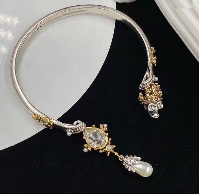 New designed Rivet Skull Charm Double circles Wrist women's Bracelet sexy chokers Necklace wide Leather Rope Luxury ladies bracelets AMQ-1
New designed Rivet Skull Charm Double circles Wrist women's Bracelet sexy chokers Necklace wide Leather Rope Luxury ladies bracelets AMQ-1