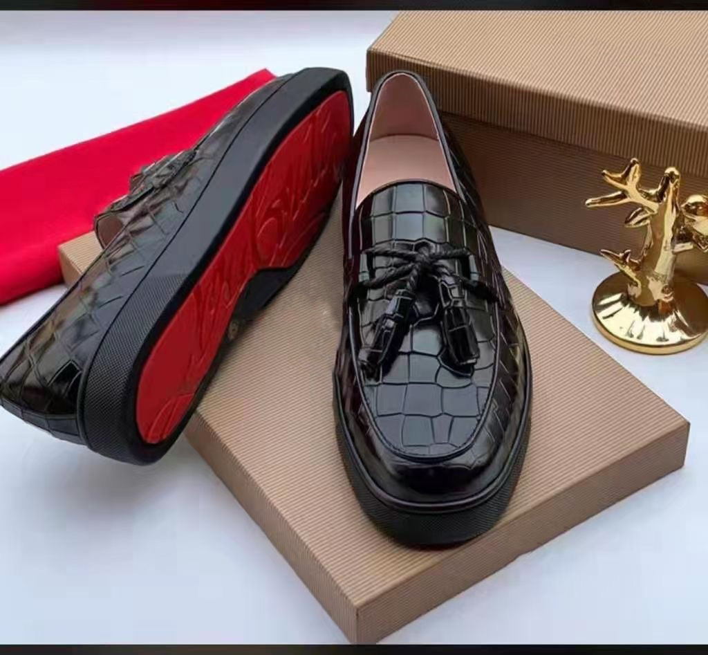 Designer classic red shoes men's casual shoes fashion low dress suede spikes flat crystal spikes personality women's running op89
Designer classic red shoes men's casual shoes fashion low dress suede spikes flat crystal spikes personality women's running op89