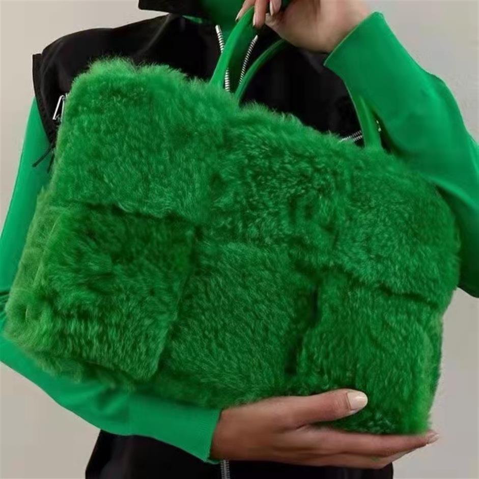NEW Plush Bag Arco Tote With Detachable Interior Zipped Pocket Winter Woven Fur Big Capacity Shopping Handbag Designer Bags243h
NEW Plush Bag Arco Tote With Detachable Interior Zipped Pocket Winter Woven Fur Big Capacity Shopping Handbag Designer Bags243h